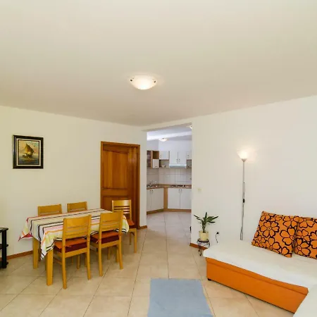 Plavac Mali-5 By Interhome